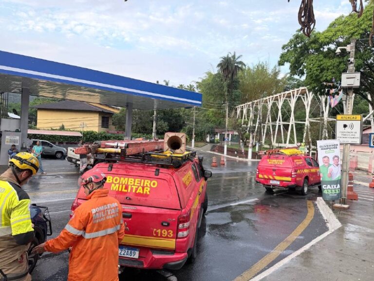 Moradores são orientados a deixar casas perto do Bicame, em Nova Lima - Foto: Divulgação/Corpo de Bombeiros