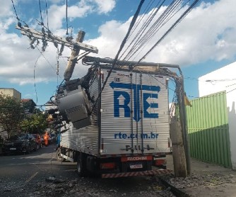 Caminhão-baú derruba poste e deixa três homens presos no bairro Castelo, em BH - Foto: Divulgação/Corpo de Bombeiros