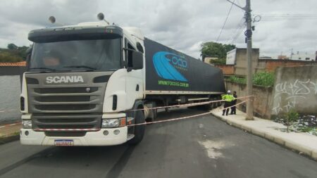 Caminhão fica preso após fio de energia cair sobre veículo em BH - Foto: Divulgação/Corpo de Bombeiros