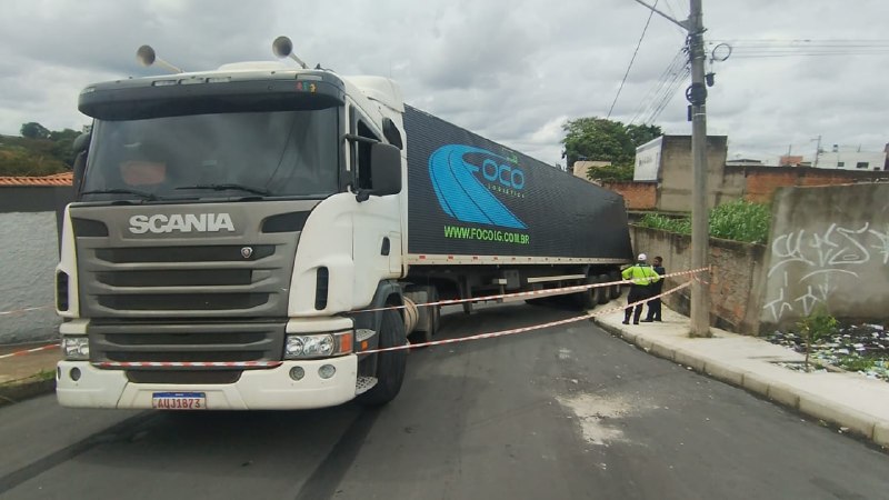 Caminhão fica preso após fio de energia cair sobre veículo em BH - Foto: Divulgação/Corpo de Bombeiros
