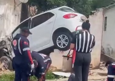 Carro fica pendurado em muro de casa após acidente em Santa Luzia, na Grande BH Carro fica pendurado em muro de casa após acidente em Santa Luzia, na Grande BH - Foto: Reprodução/Redes Sociais