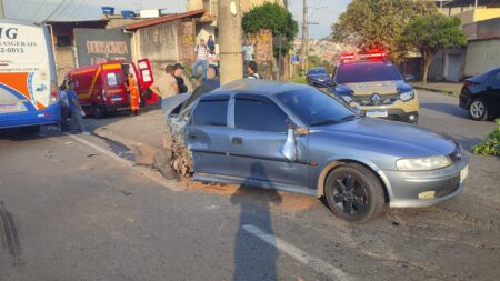 Acidente entre carro e ônibus deixa duas pessoas feridas em BH Colisão entre carro e ônibus deixa duas pessoas feridas em BH - Foto: Divulgação/Corpo de Bombeiros