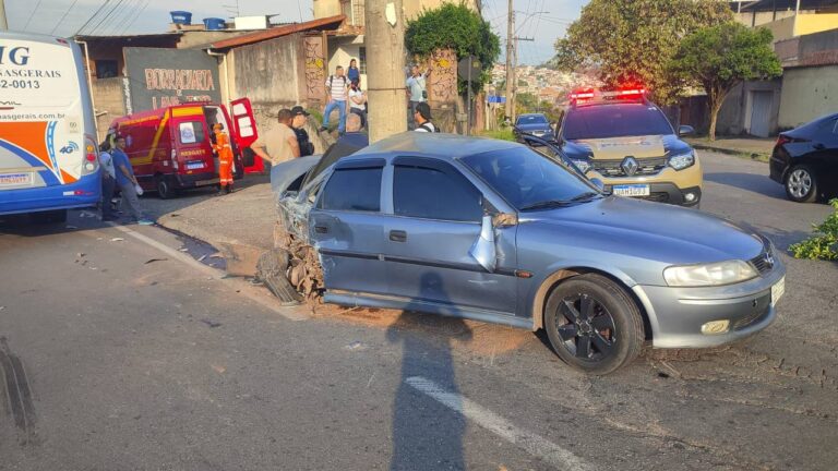 Colisão entre carro e ônibus deixa duas pessoas feridas em BH - Foto: Divulgação/Corpo de Bombeiros
