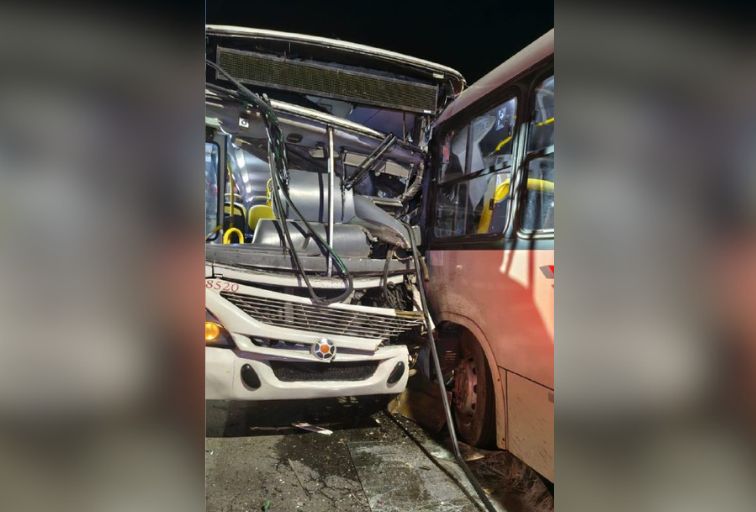 Colisão entre dois ônibus deixa seis feridos em São João del-Rei - Foto: Divulgação/Corpo de Bombeiros