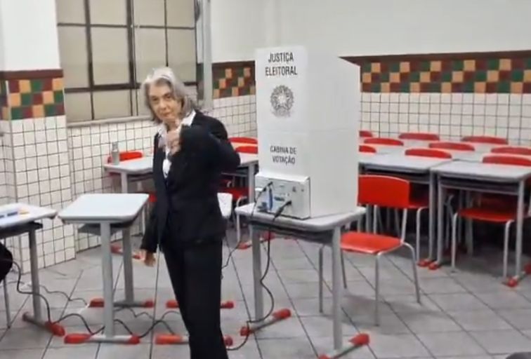 Ministra Cármen Lúcia é aplaudida por eleitores ao votar em BH Ministra Cármen Lúcia é aplaudida por eleitores ao votar em BH - Foto: Reprodução
