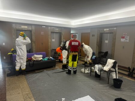 Vazamento químico em laboratório de universidade faz quatro mulheres passarem mal em BH Vazamento químico em laboratório de universidade faz quatro mulheres passarem mal em BH - Foto: Divulgação/Corpo de Bombeiros