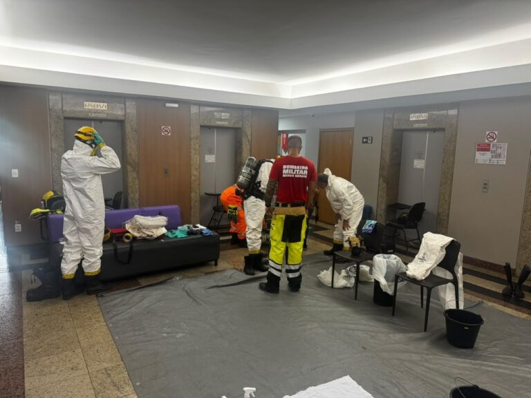 Vazamento químico em laboratório de universidade faz quatro mulheres passarem mal em BH Vazamento químico em laboratório de universidade faz quatro mulheres passarem mal em BH - Foto: Divulgação/Corpo de Bombeiros
