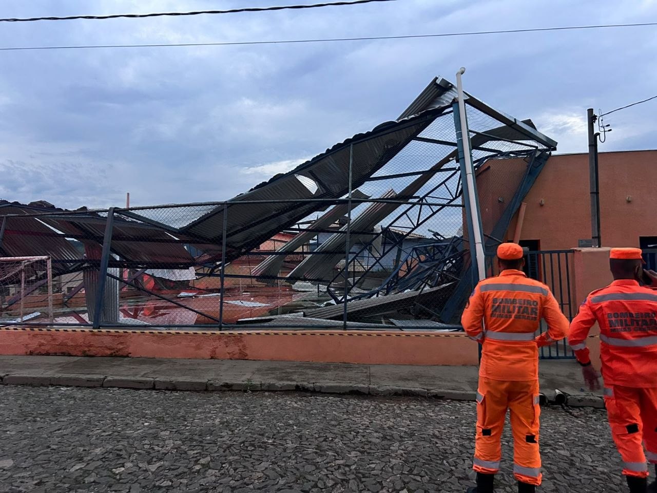 Cobertura de quadra desaba sobre casas e deixa moradores desalojados na Grande BH - Foto: Divulgação/Corpo de Bombeiros