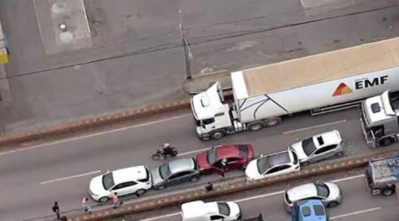 Engavetamento entre cinco carros e carreta causa congestionamento em Contagem - Foto: Reprodução/TV Globo