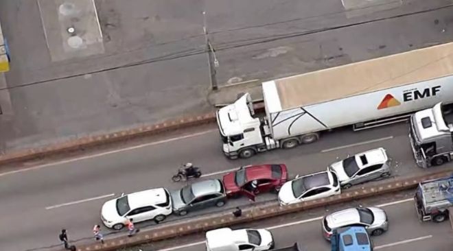 Engavetamento entre cinco carros e carreta causa congestionamento em Contagem - Foto: Reprodução/TV Globo