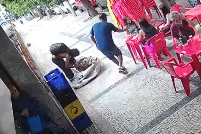 Câmera flagra furto de correntinha em bar no Centro de BH; peça era bijuteria - Foto: Reprodução/Redes Sociais