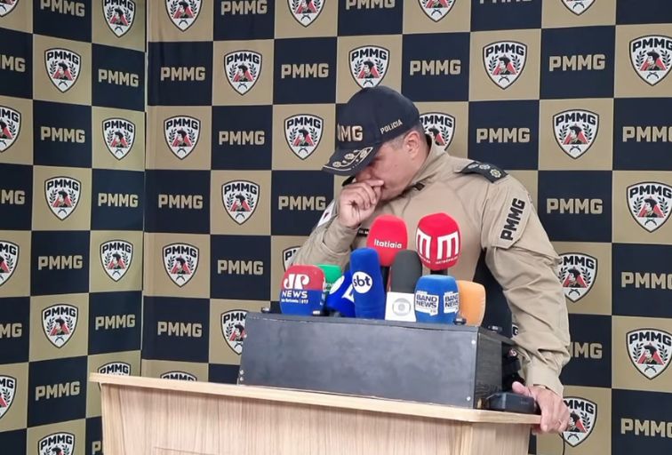 Coronel se emociona ao falar de queda de avião que matou três militares em MG: ‘Coletiva mais difícil da minha vida’ - Foto: Reprodução/PMMG