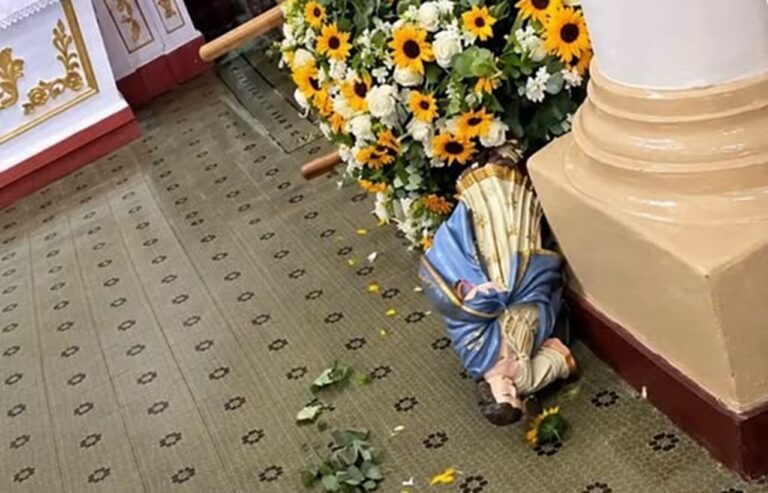 Homem é preso após dar ‘voadora’ em imagem de Nossa Senhora dentro de igreja em MG Homem é preso após dar ‘voadora’ em imagem de Nossa Senhora dentro de igreja em MG - Foto: Reprodução
