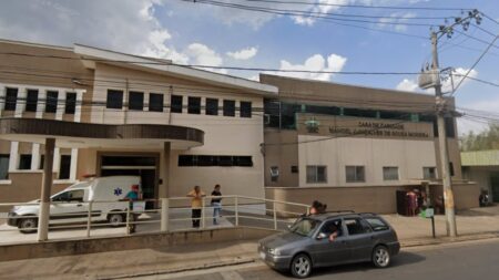 Adolescente de 17 anos morre após empinar moto e bater em ônibus em MG Adolescente de 17 anos morre após empinar moto e bater em ônibus em MG - Foto: Reprodução