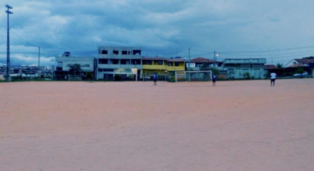 Entregador é encontrado morto em campo de futebol na Grande BH Entregador é encontrado morto em campo de futebol na Grande BH - Foto: Reprodução/Entregador é encontrado morto em campo de futebol na Grande BH