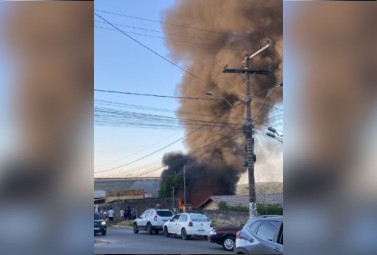 Incêndio em ferro-velho ameaça imóveis vizinhos em São José da Lapa Incêndio em ferro-velho ameaça imóveis vizinhos em São José da Lapa - Foto: Divulgação/Corpo de Bombeiros