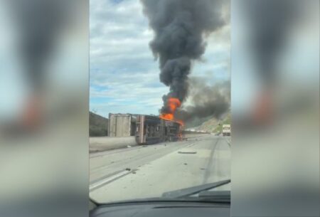Carreta tomba, pega fogo e interdita trecho da BR-381, em Caeté Carreta tomba, pega fogo e interdita trecho da BR-381, em Caeté - Foto: Divulgação/Corpo de Bombeiros