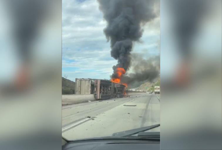Carreta tomba, pega fogo e interdita trecho da BR-381, em Caeté - Foto: Divulgação/Corpo de Bombeiros