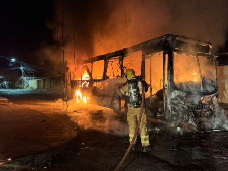Criminosos jogam gasolina e incendeiam ônibus em Sete Lagoas - Foto: Divulgação/Corpo de Bombeiros