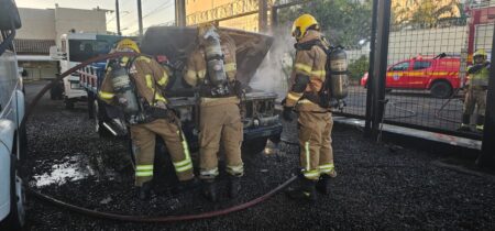 Incêndio atinge caminhonete em garagem de caminhões em Uberlândia - Foto: Divulgação/Corpo de Bombeiros
