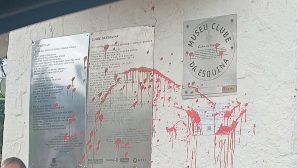 Memorial do Clube da Esquina é alvo de vandalismo com tinta vermelha em BH - Foto: Reprodução
