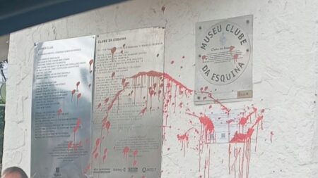 Memorial do Clube da Esquina é alvo de vandalismo com tinta vermelha em BH - Foto: Reprodução