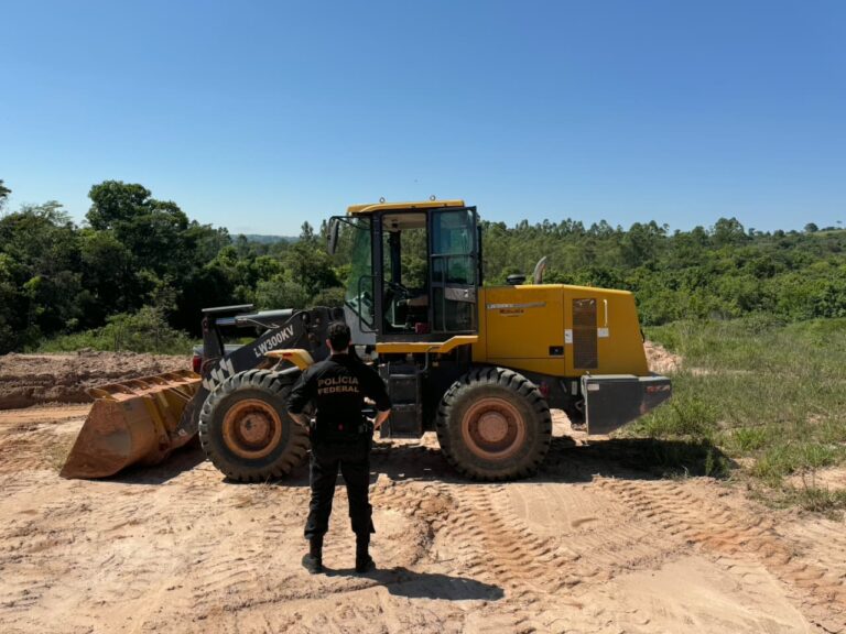 PF apreende caminhões e máquinas em área de extração ilegal de areia em MG - Foto: Divulgação/PF