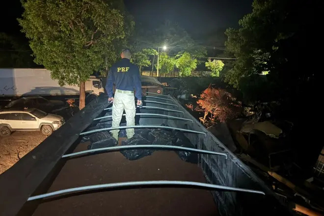 Motorista é preso com mais de 1 tonelada de maconha em carreta com minério na BR-262, em MG - Foto: Divulgação/PRF