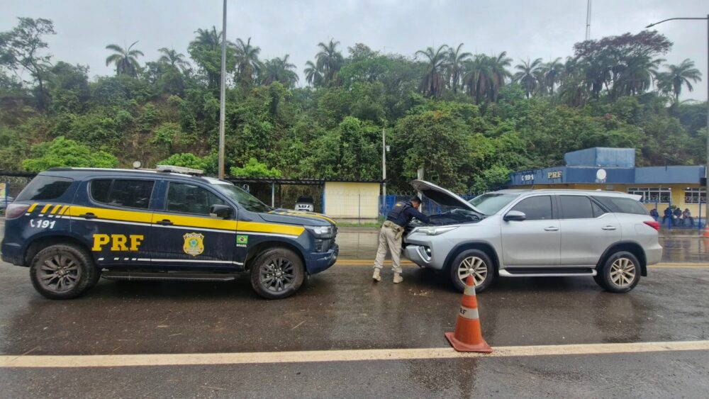 PRF prende dois homens e recupera veículo furtado e clonado na BR-381, em Sabará - Foto: Divulgação/PRF