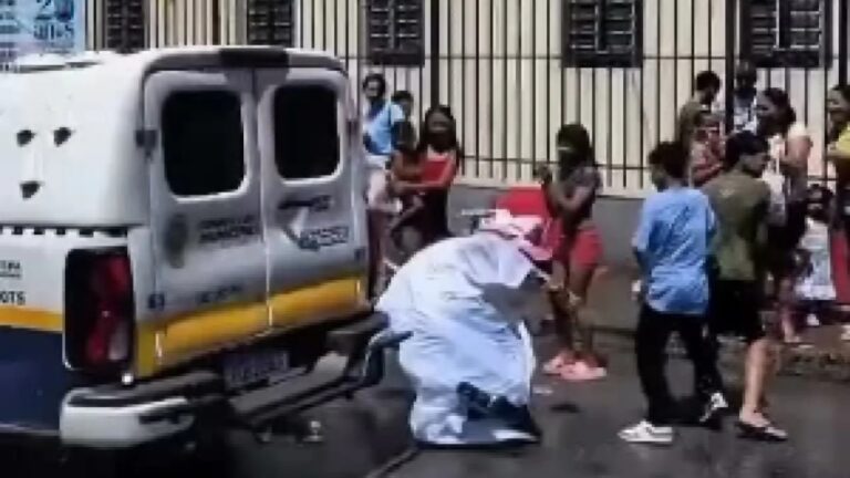 Padre cai após subir em viatura da Guarda Municipal durante bênção em BH - Foto: Reprodução