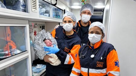 Mãe entra em trabalho de parto a caminho do hospital e filho nasce em base da BR-381 4. Mãe entra em trabalho de parto a caminho do hospital e filho nasce em base da BR-381 - Foto: Divulgação/Nova 381