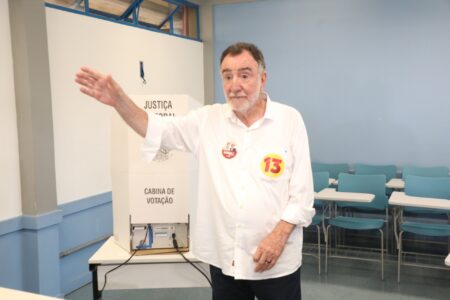 Patrus Ananias vota na PUC Minas acompanhado por candidatos e apoiadores em BH Patrus Ananias vota na PUC Minas acompanhado por candidatos e apoiadores em BH - Foto: Divulgação/Patrus Ananias