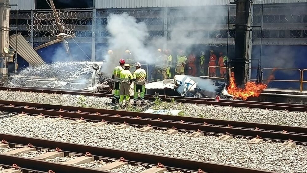Piloto morre carbonizado após queda de avião no pátio do metrô em BH - Foto: Divulgação/Corpo de Bombeiros