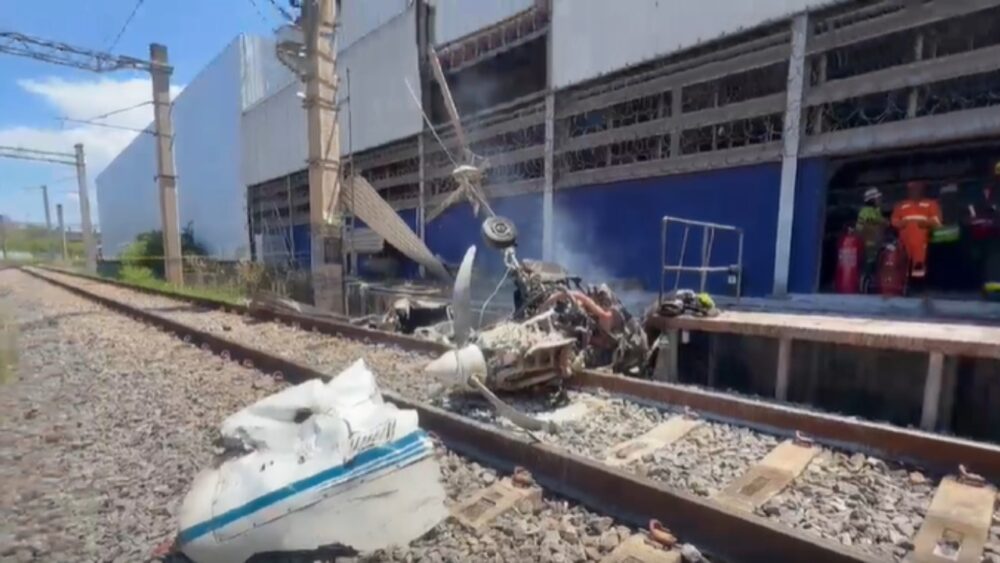 Avião que caiu em pátio do metrô em BH faria pouso em Juatuba antes de retornar à Pampulha - Foto: Divulgação/Corpo de Bombeiros