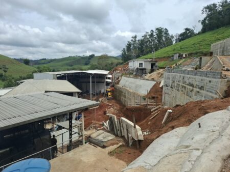 Soterramento em Maripá de Minas deixa dois mortos e um ferido Soterramento em Maripá de Minas deixa dois mortos e um ferido - Foto: Divulgação/CBMMG