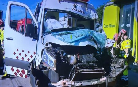 Acidente entre ônibus e ambulância deixa motorista preso às ferragens na Avenida Cristiano Machado, em BH - Foto: Reprodução