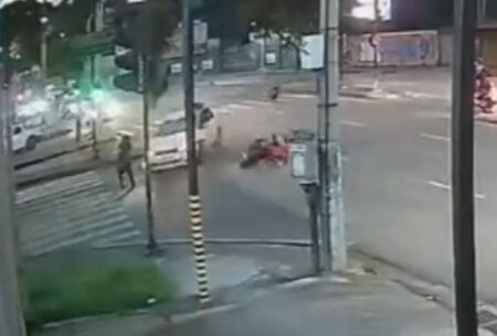 Mulher é atropelada na faixa de pedestres após acidente entre moto e carro em BH Mulher é atropelada na faixa de pedestres após acidente entre moto e carro em BH - Foto: Reprodução/Câmera de segurança