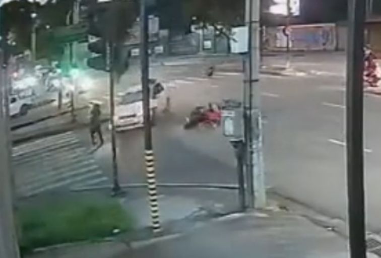 Mulher é atropelada na faixa de pedestres após acidente entre moto e carro em BH Mulher é atropelada na faixa de pedestres após acidente entre moto e carro em BH - Foto: Reprodução/Câmera de segurança