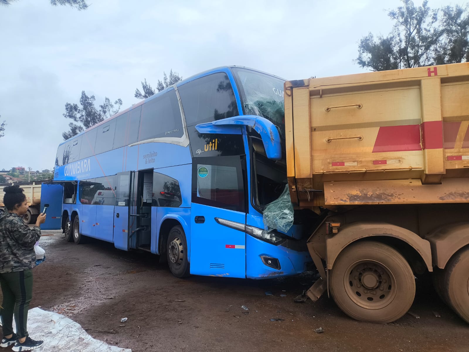 Passageiro fica preso às ferragens após acidente entre ônibus e caminhão na BR-040, em MG 1 Passageiro fica preso às ferragens após acidente entre ônibus e caminhão na BR-040, em MG - Foto: Divulgação/CBMMG