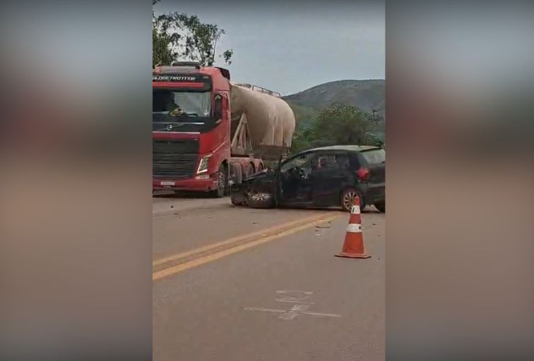 Acidente entre dois carros deixa ferido e interdita a BR-040, em Congonhas - Foto: Reprodução/Redes Sociais