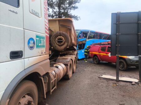 Passageiro fica preso às ferragens após acidente entre ônibus e caminhão na BR-040, em MG - Foto: Divulgação/CBMMG