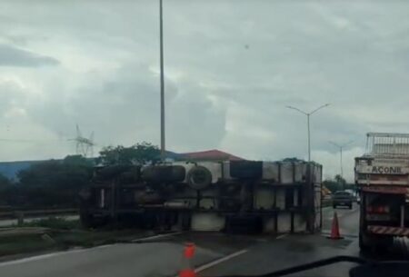 Caminhão tomba e provoca congestionamento de 8 km na BR-040, em Ribeirão das Neves Caminhão tomba e provoca congestionamento de 8 km na BR-040, em Ribeirão das Neves - Foto: Reprodução