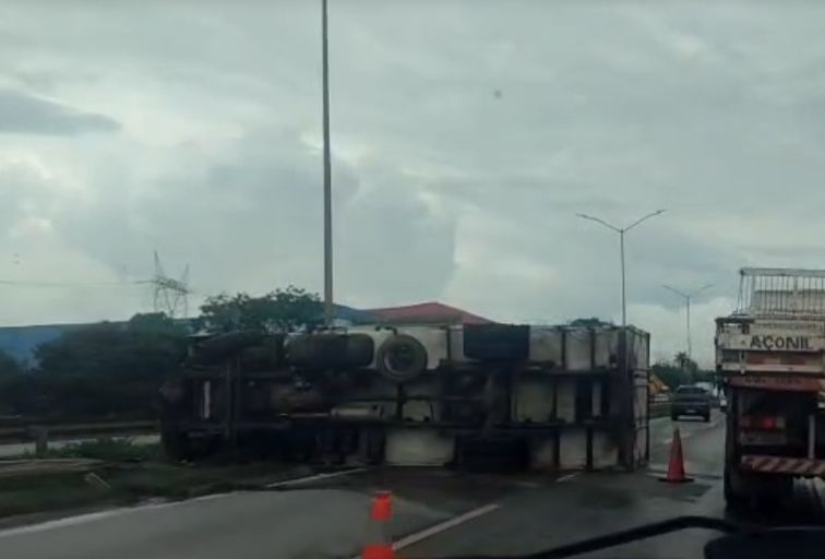 Caminhão tomba e provoca congestionamento de 8 km na BR-040, em Ribeirão das Neves - Foto: Reprodução