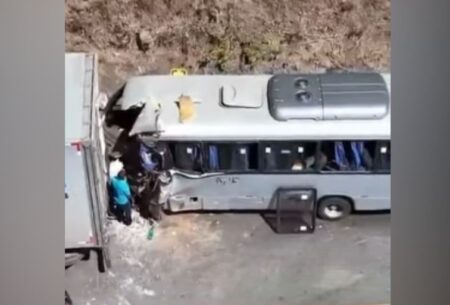 Micro-ônibus com 10 pacientes bate em caminhão na BR-251, em Francisco Sá - Foto: Reprodução/Redes Sociais