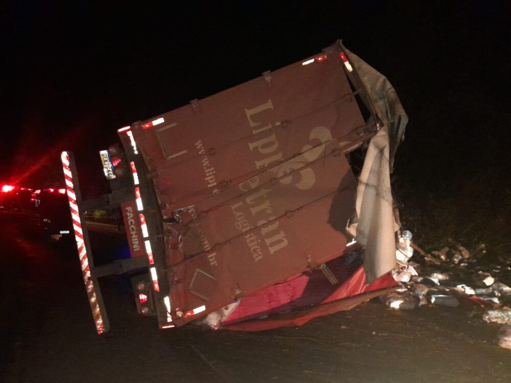 Motorista morre após carreta carregada com fraldas tombar na BR-262, em MG Motorista morre após carreta carregada com fraldas tombar na BR-262, em MG - Foto: Divulgação