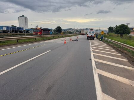 Homem morre atropelado na BR-262, em Nova Serrana; motorista foge sem socorro Homem morre atropelado na BR-262, em Nova Serrana; motorista foge sem socorro - Foto: Divulgação/PRF