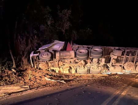 Motorista morre após carreta carregada com fraldas tombar na BR-262, em MG - Foto: Divulgação