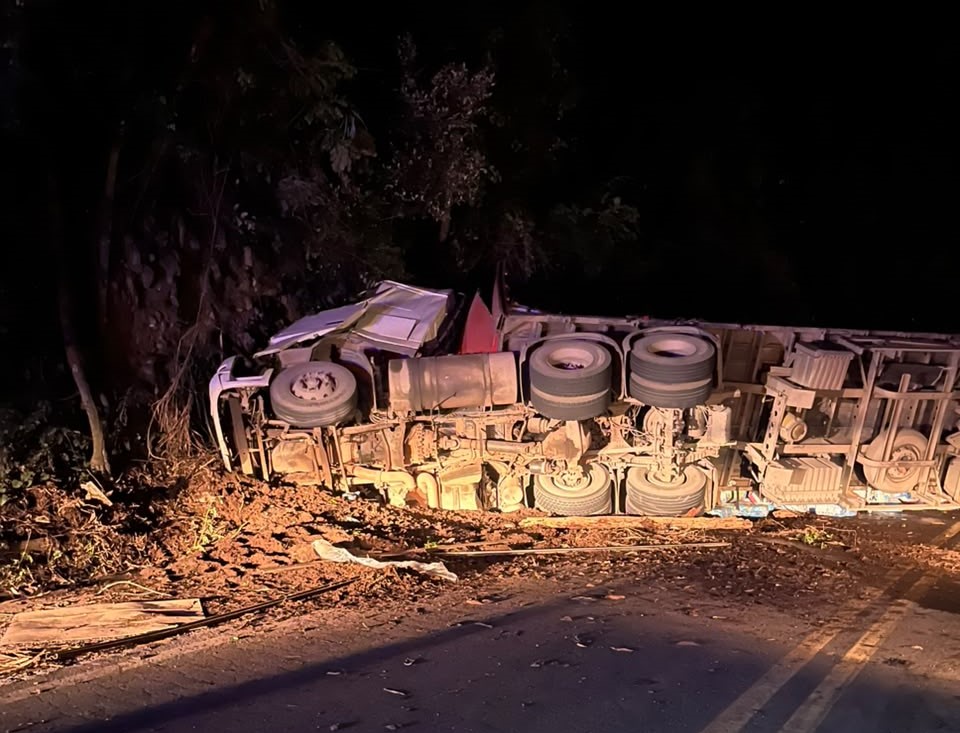 Motorista morre após carreta carregada com fraldas tombar na BR-262, em MG - Foto: Divulgação
