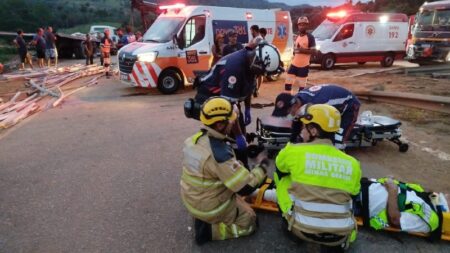 Acidente entre caminhões deixa dois trabalhadores mortos e dois feridos na BR-381, em MG Acidente entre caminhões deixa dois trabalhadores mortos e dois feridos na BR-381, em MG - Foto: Divulgação/CBMMG