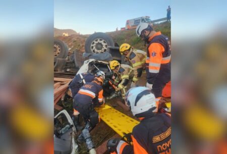 Motorista de caminhão fica preso às ferragens após acidente na BR-381, em MG - Foto: Divulgação/CBMMG